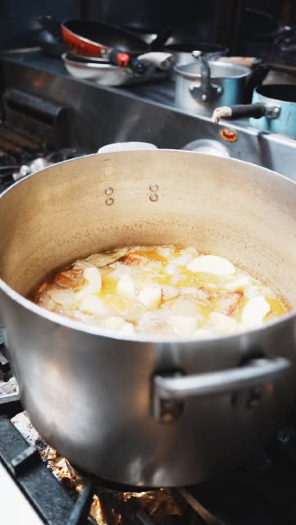 厨房で煮込むカレー