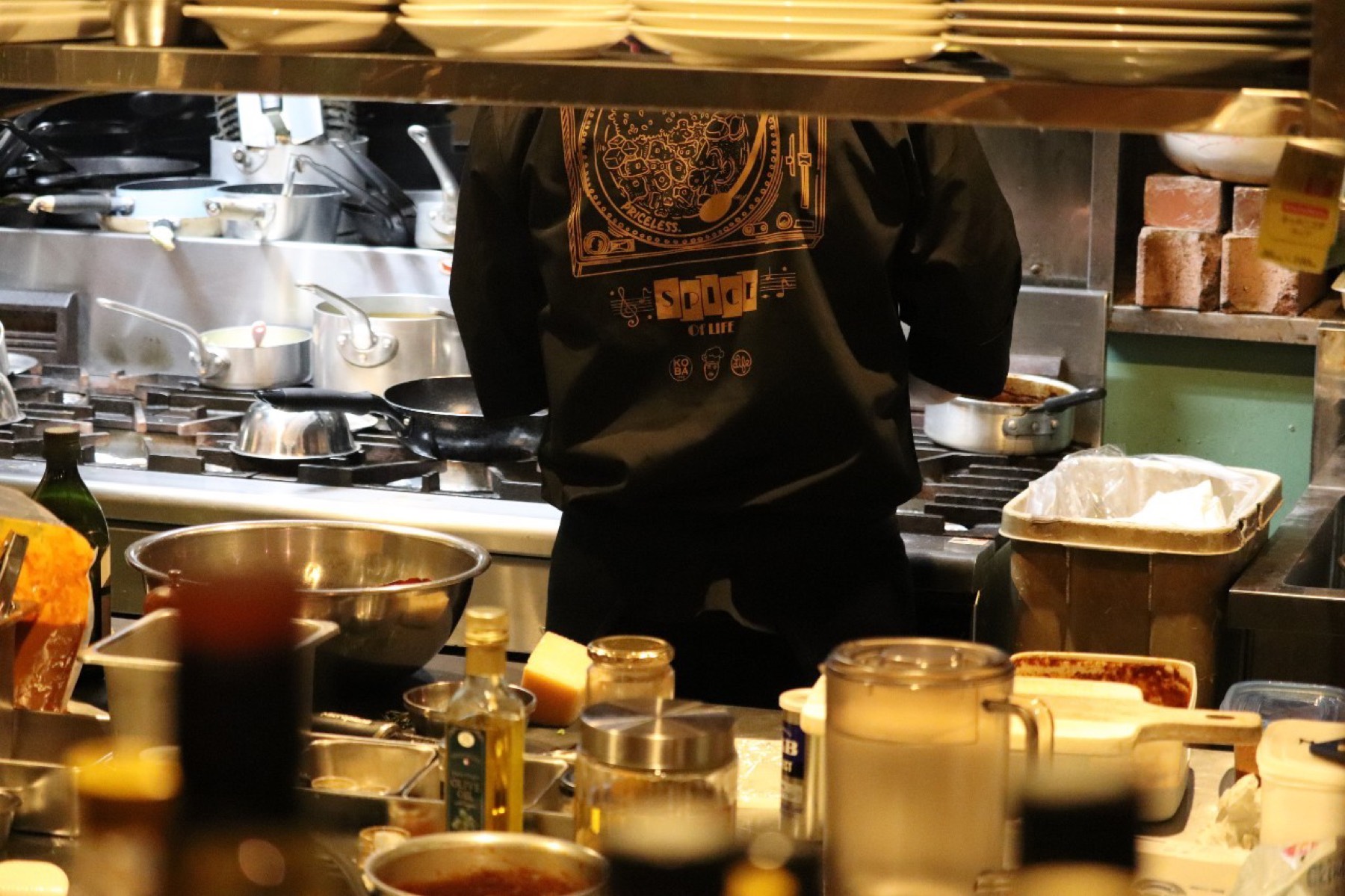 厨房でカレーを仕込むようす